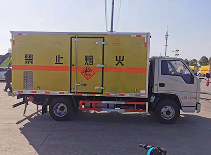 乐山爆破器材运输车工人安全操作规范与智能技术保障